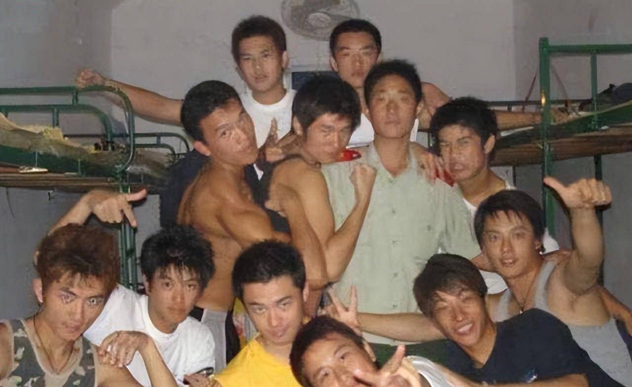 郑恺在大学期间接了不少广告,各种广告费也非常高,以至于在同学面前是