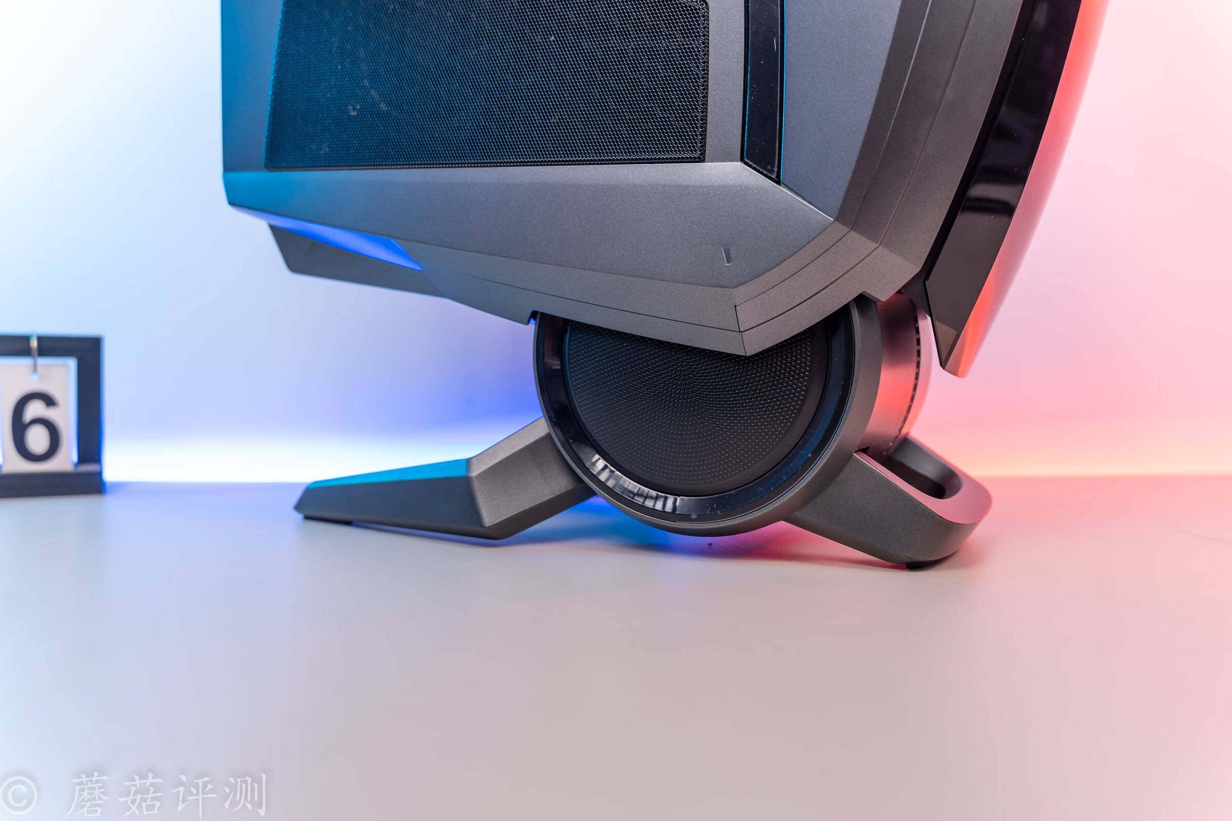 原创造型酷炫配置顶尖的外星飞船微星msi宙斯盾ti5水冷游戏主机拆解