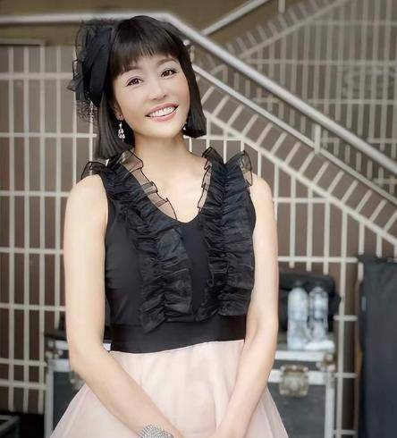 原创47岁唐玲癌症复发身形消瘦脸色苍白遗憾未完成人生大事