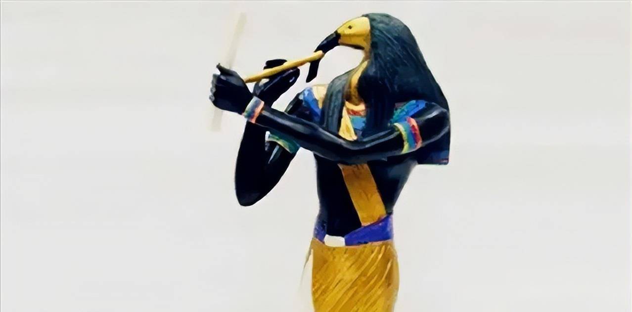 在古埃及的神话里,月神孔苏是一个鹰头人身的形象,作为月神.