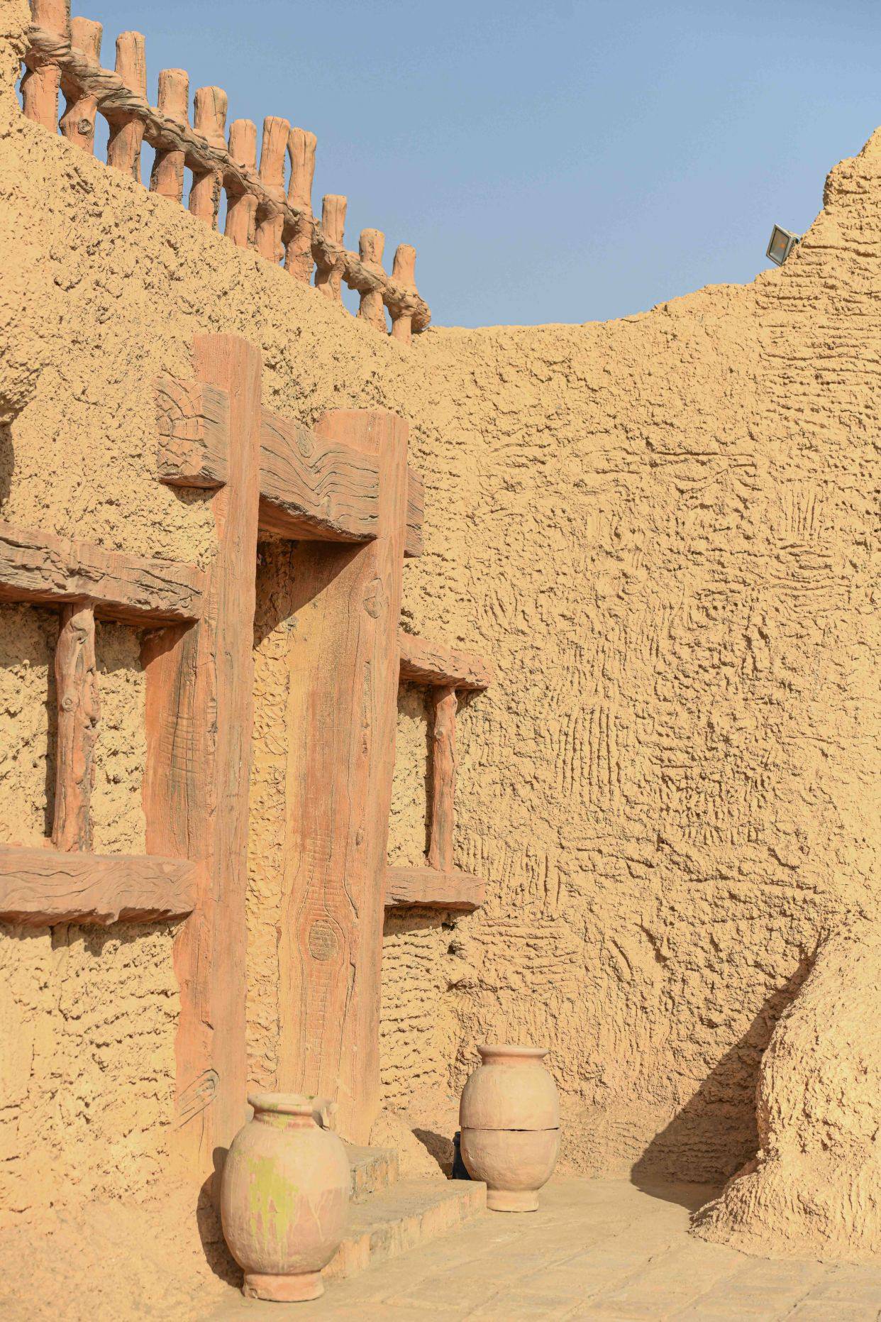 破损的城垣、神秘的遗迹、异样的字符，千年前新疆究竟是怎样的？
