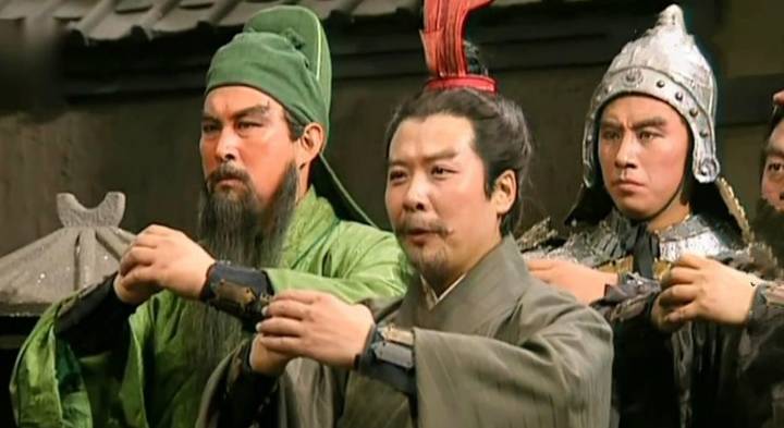 吕布在辕门射戟前伸手捉人,震慑了刘备关羽,为何没有激怒张飞?