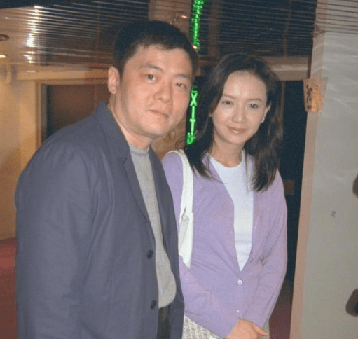 原创女神曾华倩和富豪丈夫离婚独自抚养儿子10年培养成游泳健将