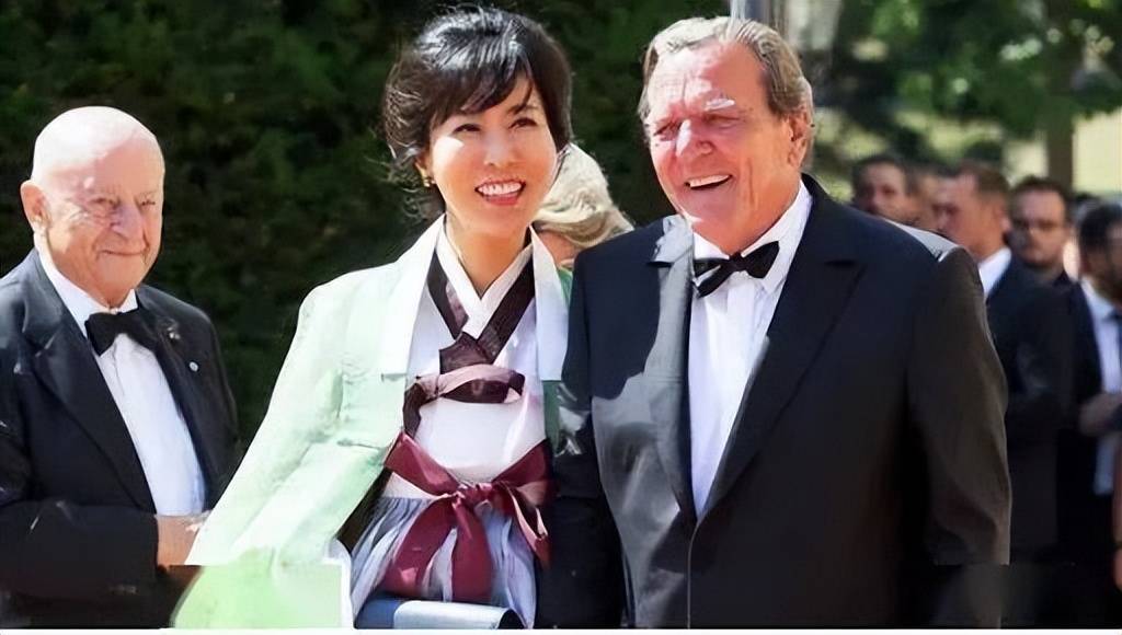 原创德国前总理施罗德，为何对俄熊如此热情？他要赚钱养自己的前妻们