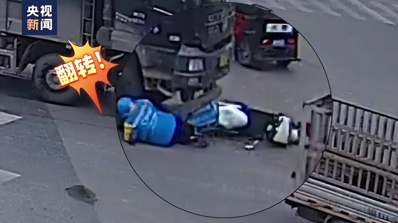 警惕!又是货车盲区 云南一外卖小哥险被碾轧_摩托车_十字路口_玉溪市