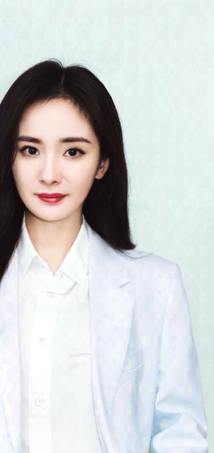 日前的微博时尚夜,和其它公主风礼服明星不同,欧阳娜娜穿一套 celine