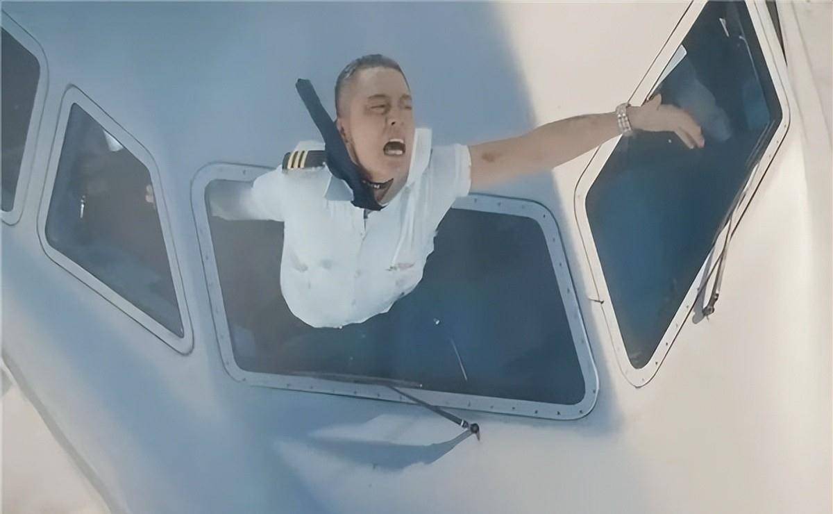 电影中国机长跟真实的川航8633脱险经历有哪些出入?_操作_刘传健_飞机