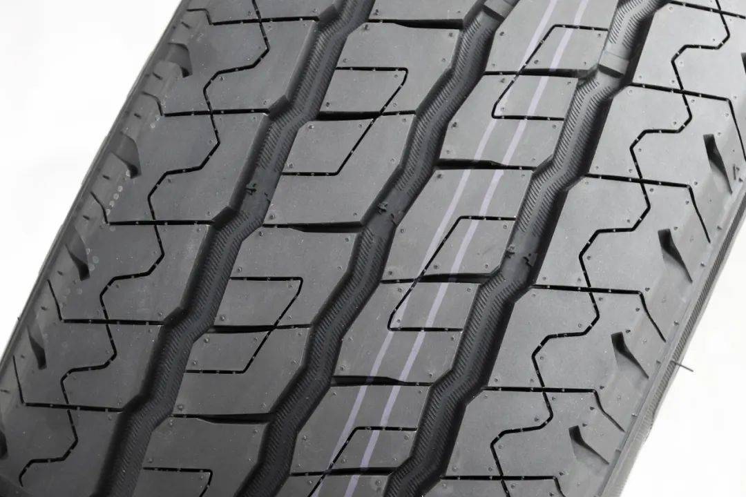 方兴橡胶发布全新轻卡货运轮胎licornefh111