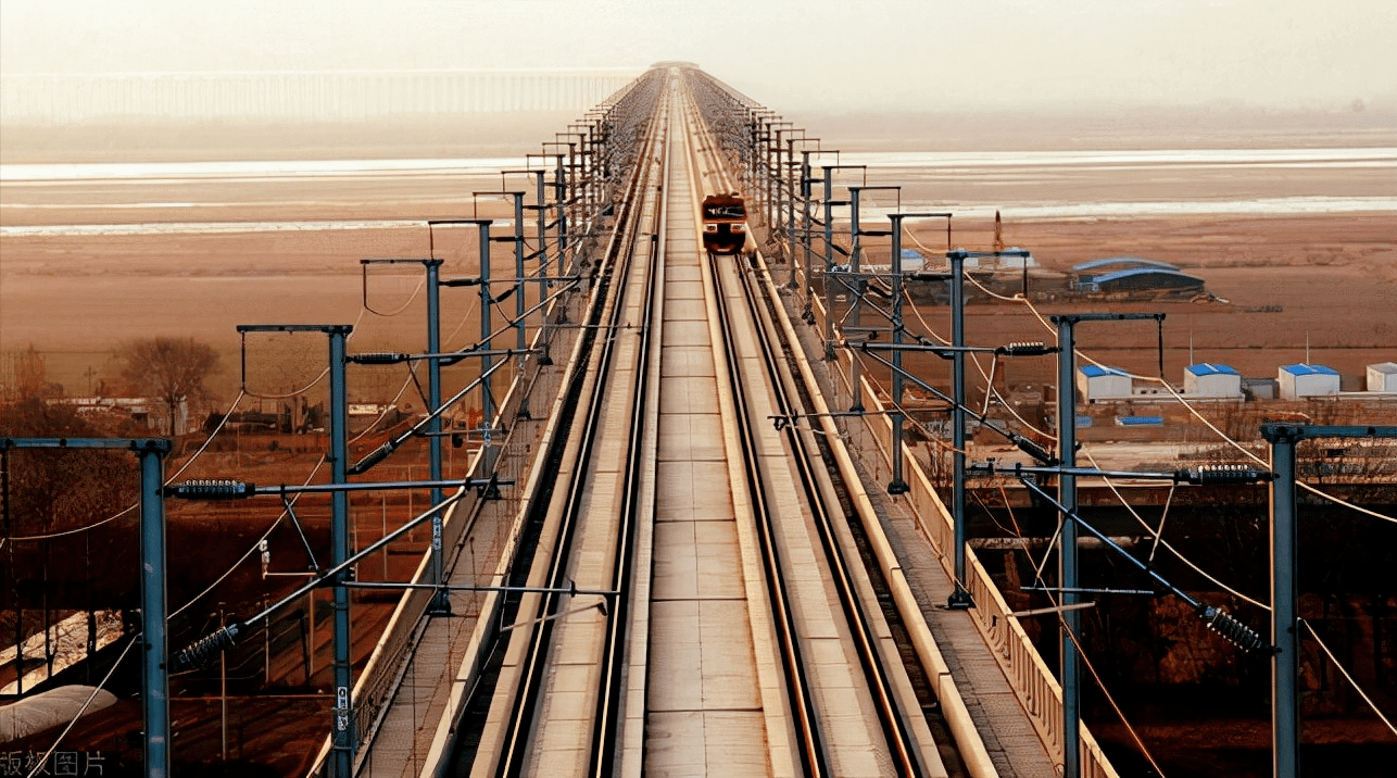 虽然目前而言,在有一些国家当中也会采用碎石对高铁轨道进行铺设,但是