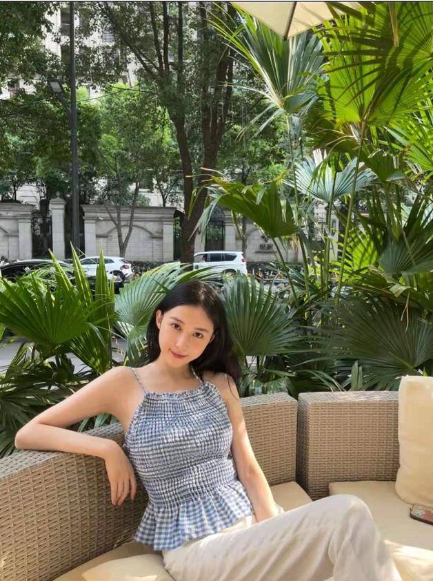 爱游戏中国官方网站夏天要做个甜辣小仙女！吊带衫必不可少性感美艳又少女感爆棚(图6)