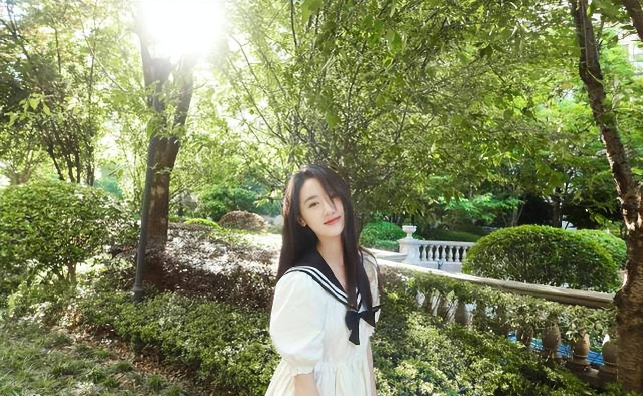 袁冰妍微博晒照颜值爆表 学生装和运动装你更喜欢哪一款?