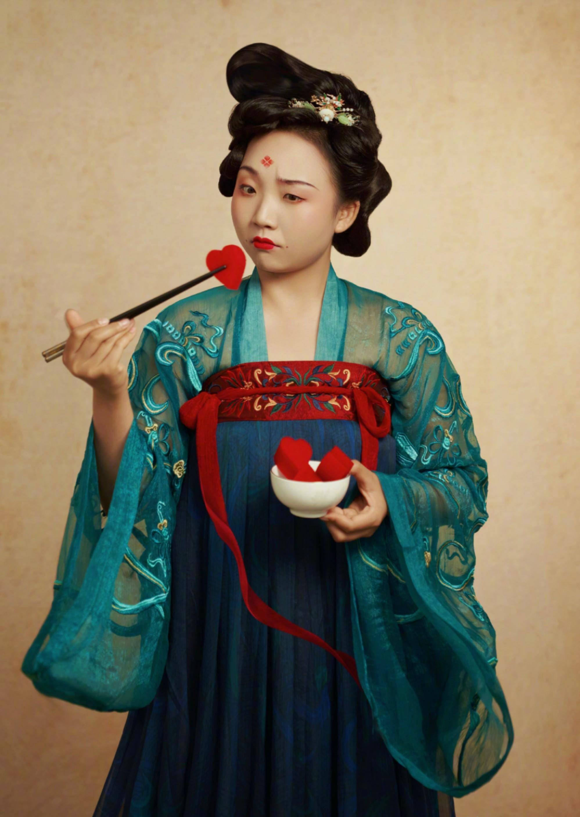 在得到流量的同时,洋子趁热打铁,在最近更是晒出了一组自己身穿唐装