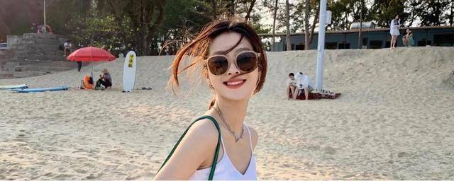 爱游戏中国官方网站夏天要做个甜辣小仙女！吊带衫必不可少性感美艳又少女感爆棚(图7)