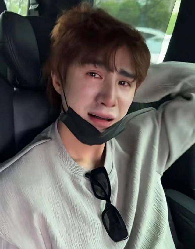 姜潮不陪麦迪娜做美甲,在车里委屈落泪?网友:他是整容了吗?