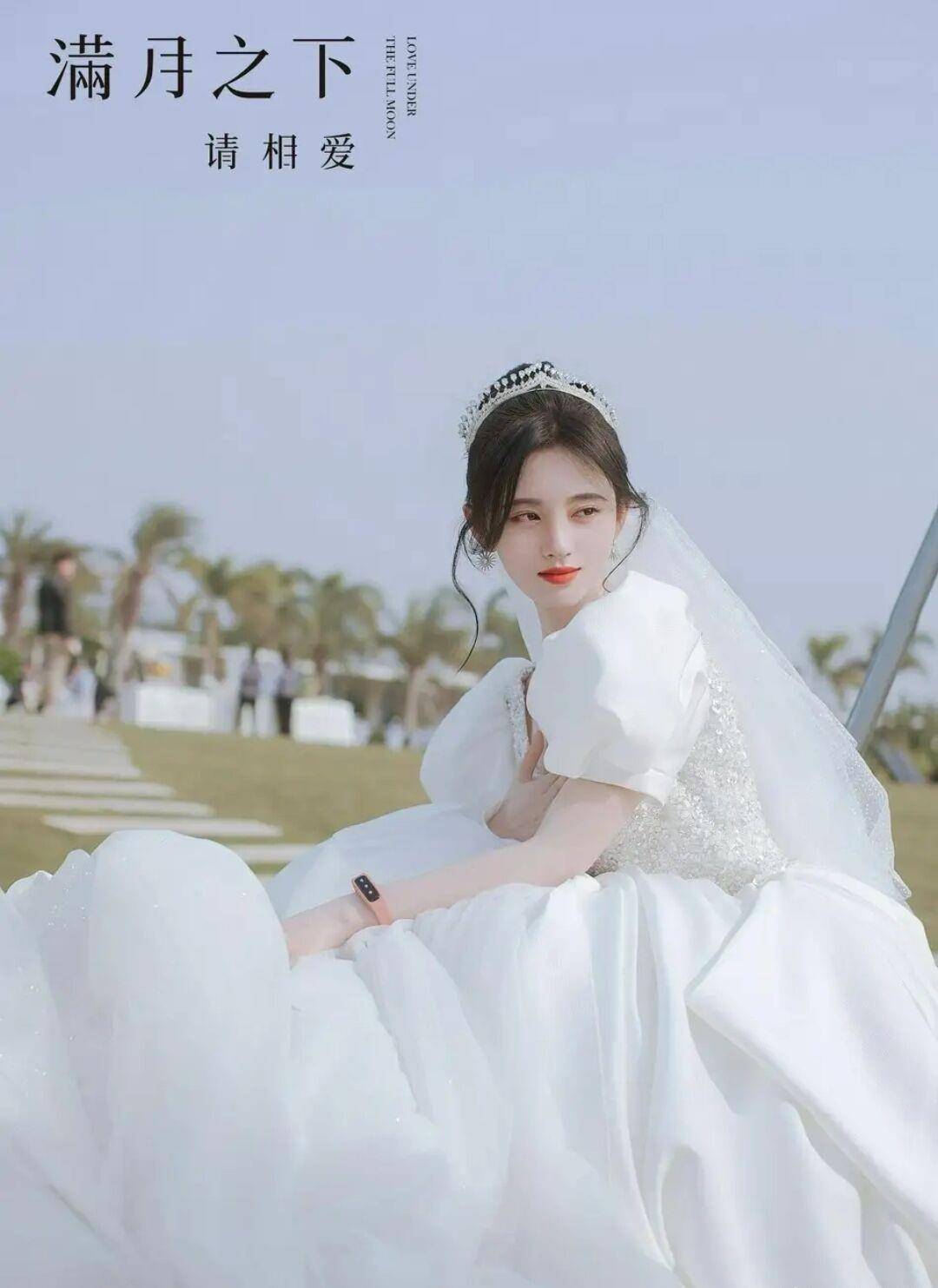 原创鞠婧祎婚纱造型花絮照曝光侧对镜头优雅捂身材气质甜美笑容温柔