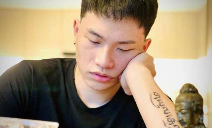 原创陈坤晒偷拍儿子照片寸头戴耳钉痞帅十足手臂纹身疑曝光藏文名