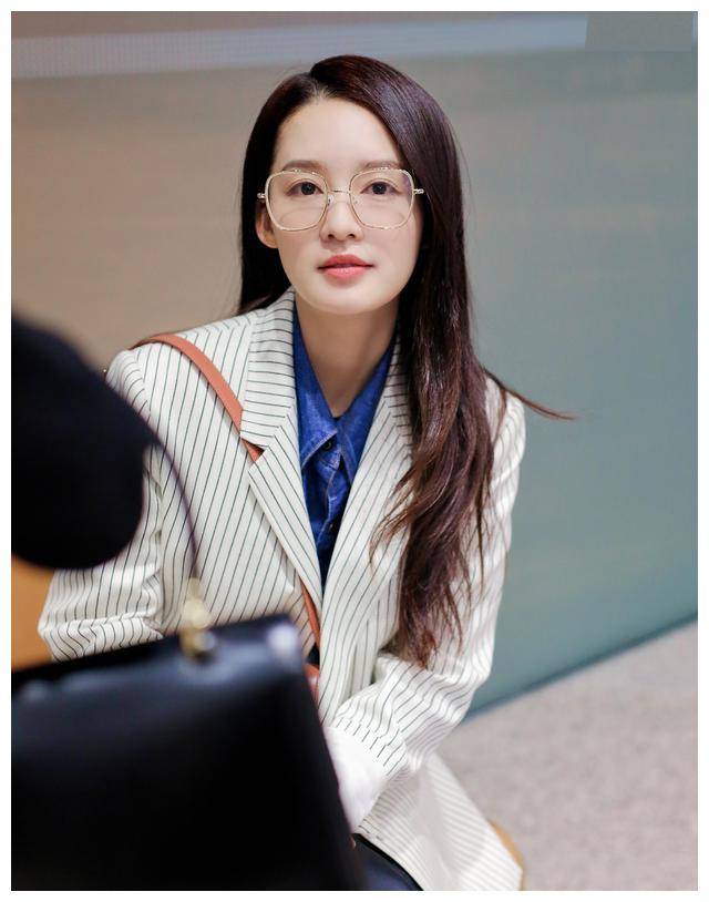 原创被李沁新造型撩到了穿条纹西装干练知性配上眼镜杀a爆了