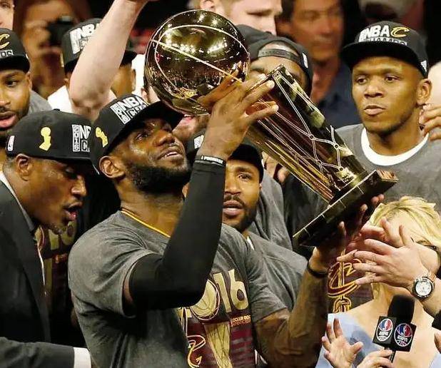 1个赛季 4个mvp Nba又闹笑话 联盟欠詹姆斯8个mvp 决赛 分区 韦德