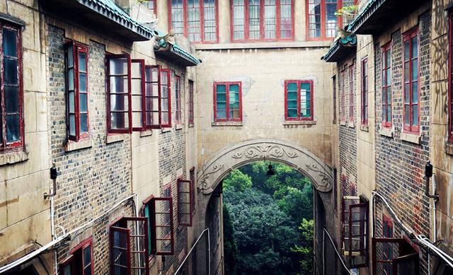 武汉大学一半是山，一半是水，被誉为“中国最美的大学校园”