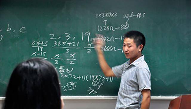 河南快递小哥热爱数学，自学破解数学百年难题，浙大教授都请他讲课