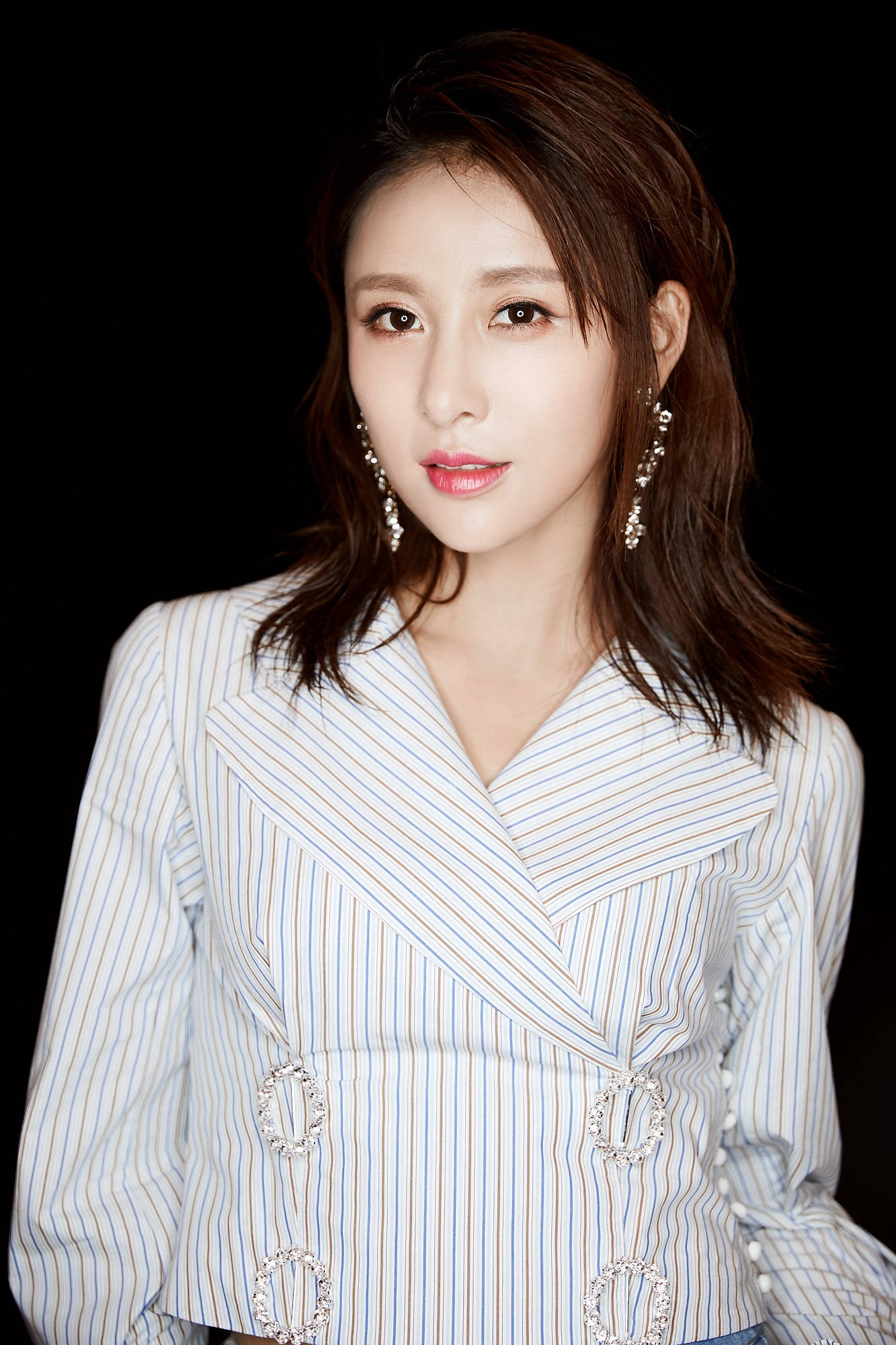 她被称为"国民媳妇",却背叛王思聪兄弟,校长一句话让她没戏拍_贾青