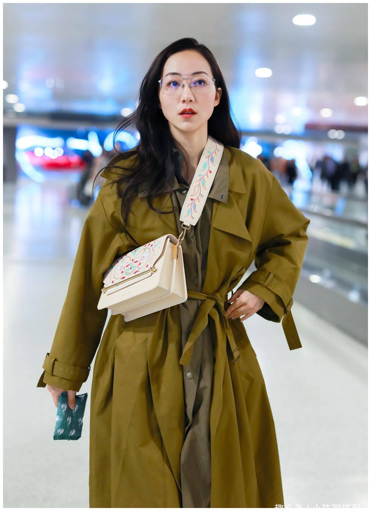 韩雪这样的西装look,黑白格子图案和白衬衫是经典的搭配,而韩雪最