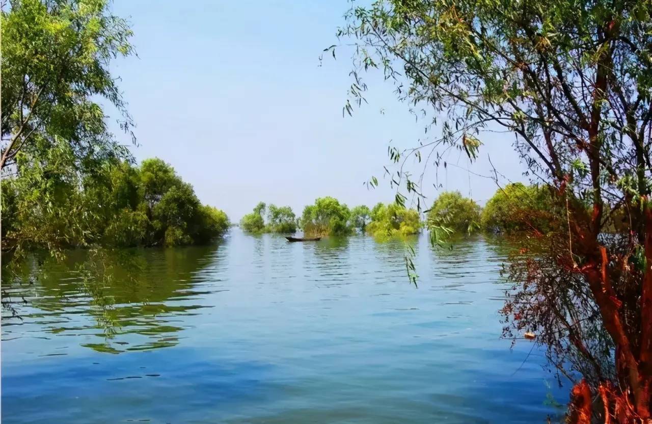 湖南位于长江右岸的一个湖泊，是中国传统农业发祥地