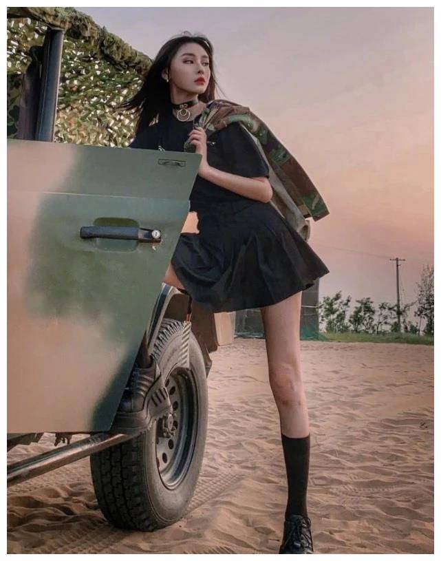 她曾在变形计中试图逃跑,现19岁把长袜穿到透光,腿比杠杆还细_杨馥宇