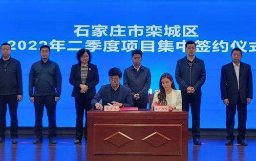 区委张小勇书记发表讲话,本次签约共16个招商项目,项目总投资51亿元