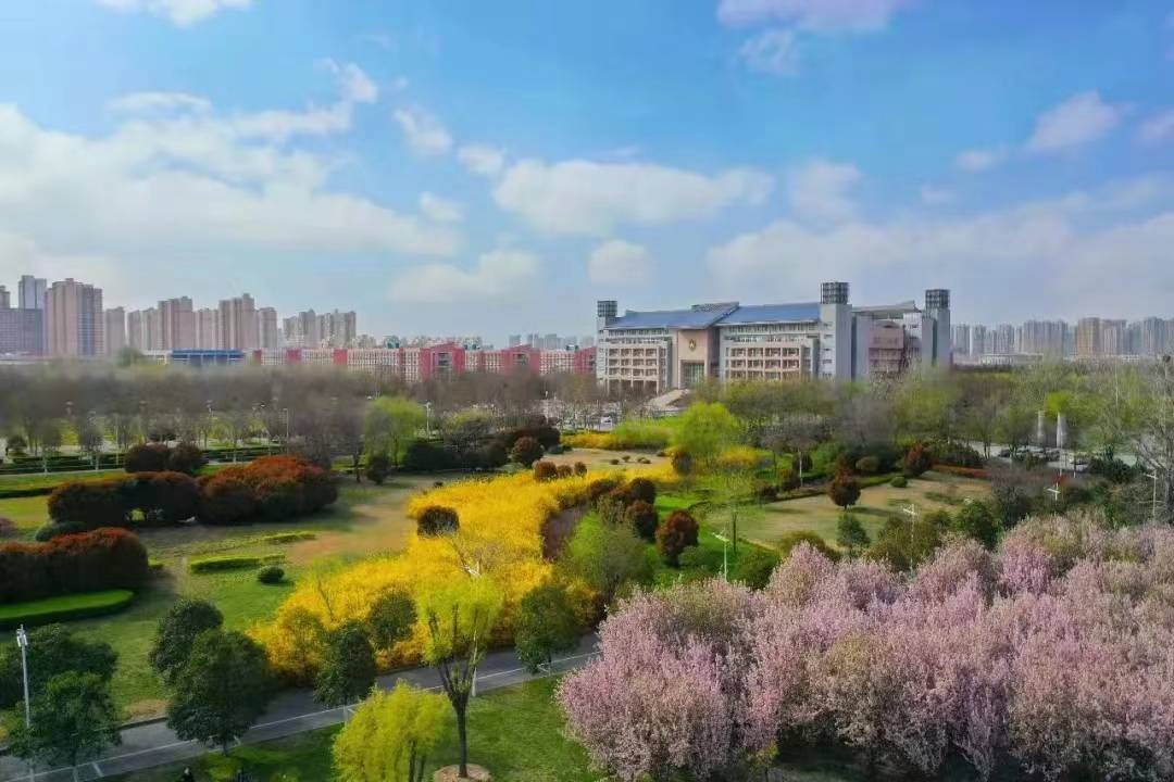 从通告可以看出,郑州大学南校区继续严格执行疫情防控措施,毕竟这次