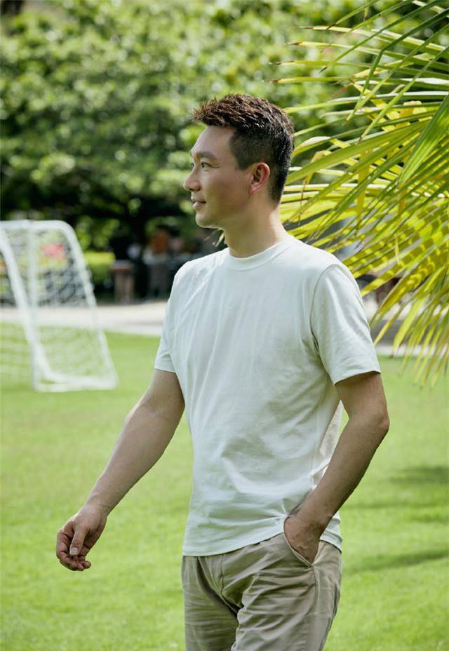 原创电视主持人康辉写真大片曝光浅蓝色西装出镜风格大变帅气满满