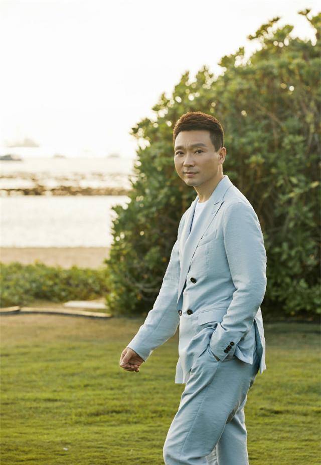 原创电视主持人康辉写真大片曝光浅蓝色西装出镜风格大变帅气满满
