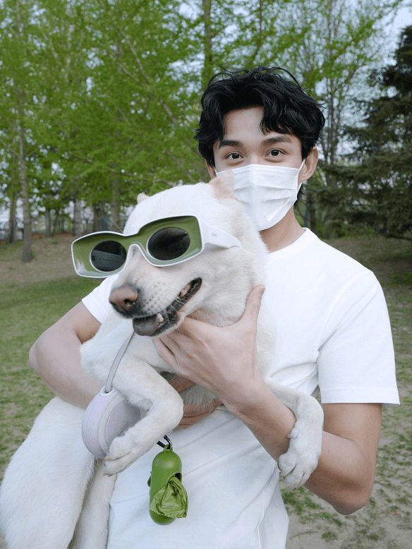 原创23岁吴磊晒户外帅照不是逗狗玩就是放飞筝浓眉大眼越长越帅气