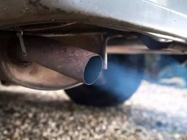 汽车排气管一旦有蓝烟冒出,就说明汽车出现烧机油现象,这会导致发动机