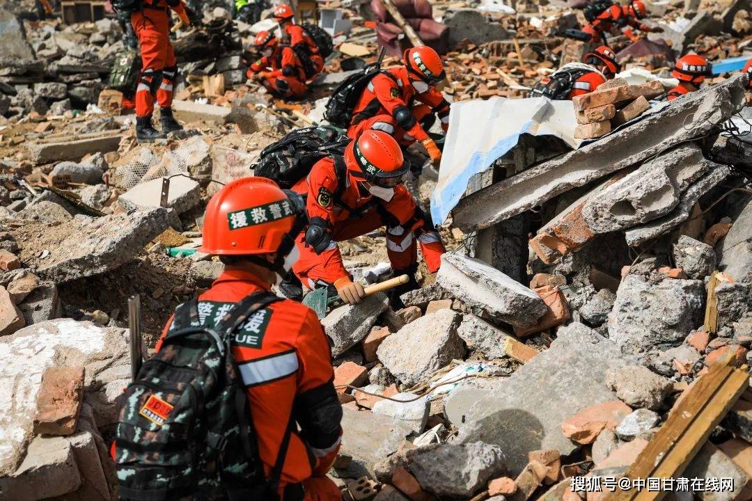 走出去"的模式,邀请驻地消防救援单位授课组训,传授地震灾害基础,救援