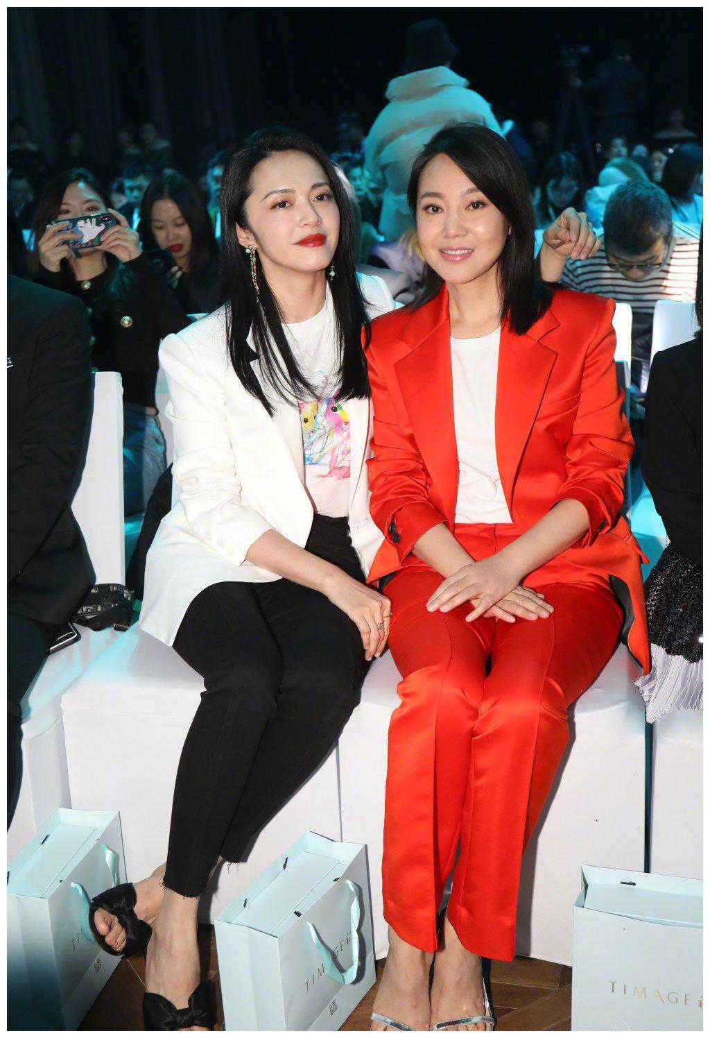 姚晨和闪尼这两套组合都以西装为主,风格统一.