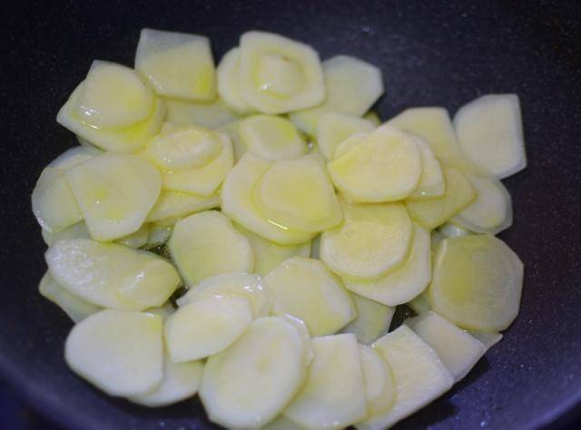 原創做乾鍋土豆片加上這味佐料味道提升許多小孩吃飯更香了