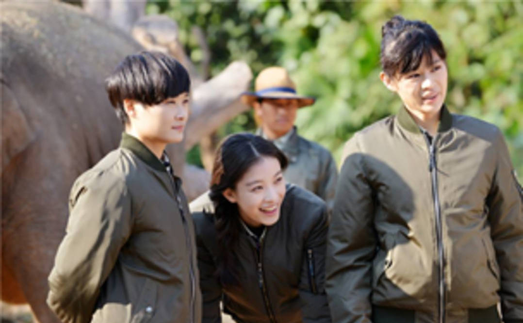 在综艺节目中,倪妮晚上很细心地帮李宇春盖被子,李宇春也很配合.