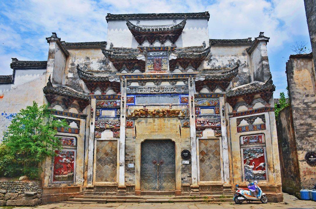 安徽黟县的屏山村始建于唐朝末年村中九檐门楼祠堂来历不凡