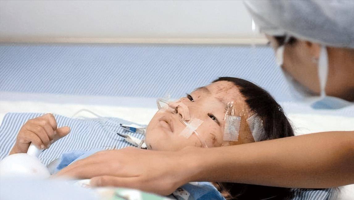 原创11年前温州动车事故中失去父母幸存下来的小伊伊如今怎么样了