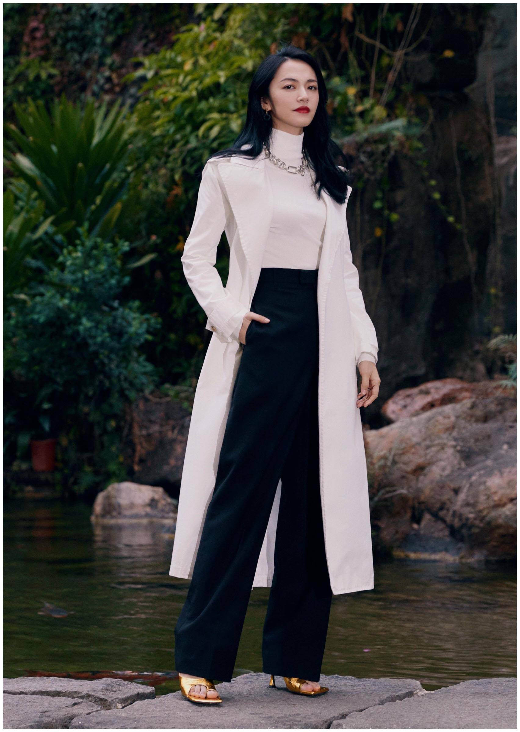 也很包容,贴身勾勒出的身材曲线凹凸不平,能充分发挥迷人的女性魅力