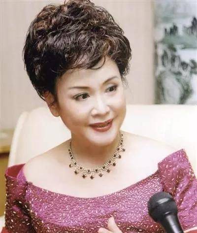 74岁女歌手近照曝光,老公隐藏了整整35年,网友:女儿比妈还美_舞台