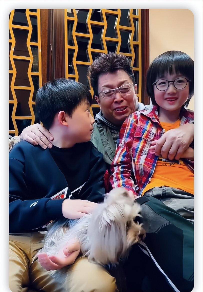 王为念和闫学晶攀亲家,把孙子和对方女儿凑一对,被后者按地上打_儿子