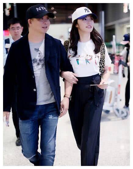 夫亮相,紧身裤穿出"竹竿腿",戴渔夫帽减龄变小姑娘_羽绒服_曹郁_黑色