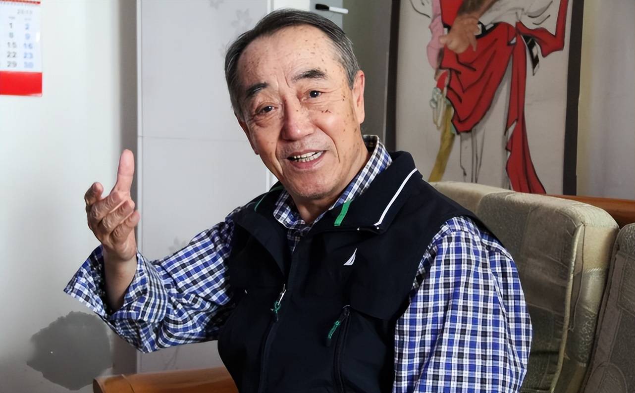 言兴朋是言少朋和张少楼的儿子,也是言派嫡系传人.