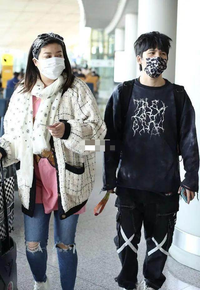 原创大张伟两口子走机场老婆比自己壮一圈一身大牌却没穿出高级感