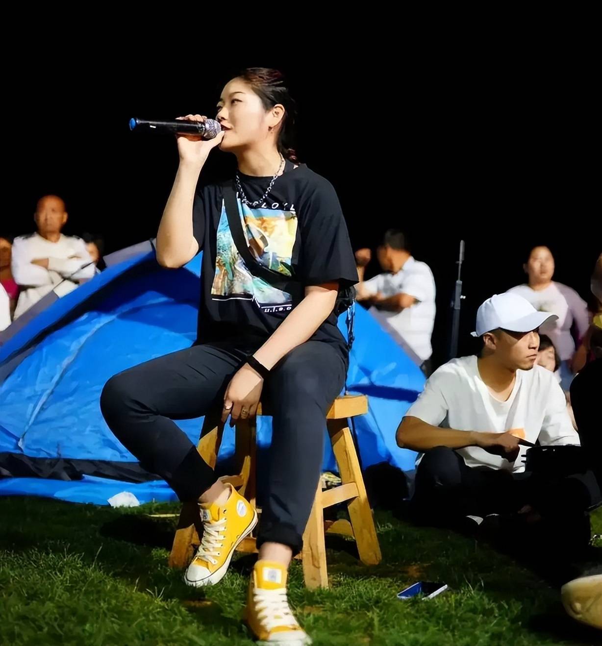 然而要实现外出露营k歌,没有一个灵活小巧,方便携带的麦克风,再好的