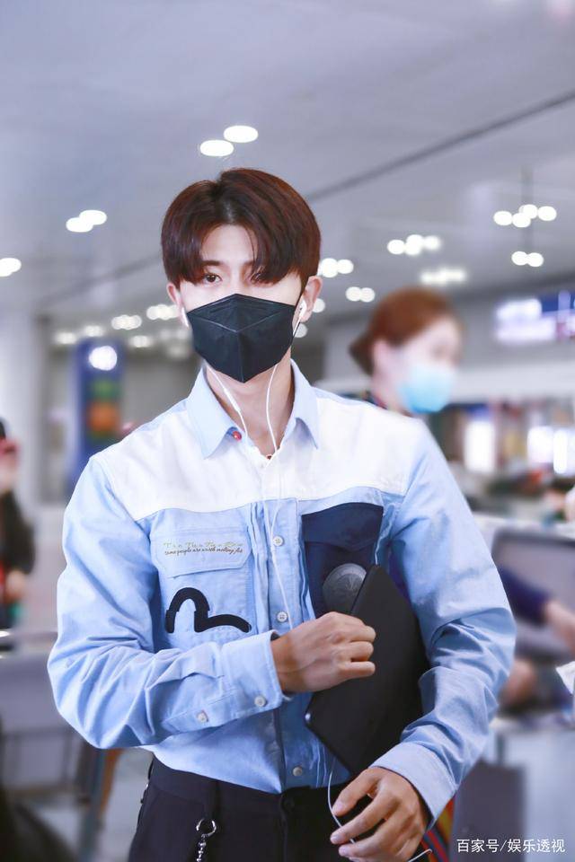 从站姐晒出的任嘉伦机场照可见,身穿浅蓝色衬衣搭配黑色裤子,桃心刘海