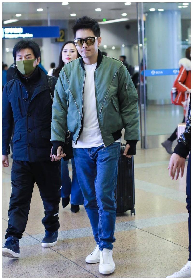 林志颖穿迷彩夹克出席活动,46岁还像17岁少年,一丝皱纹都没有_气质