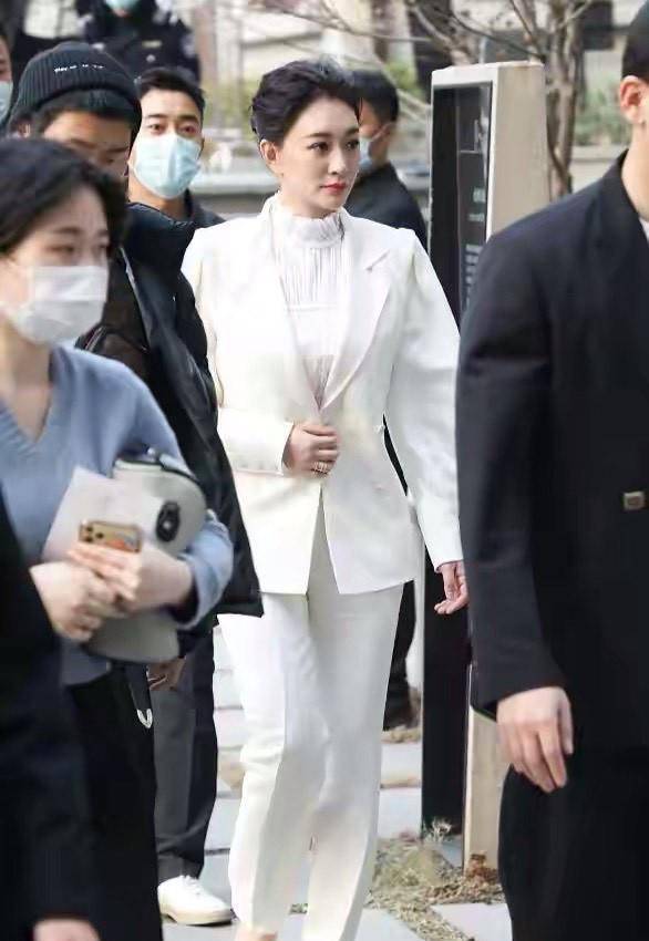 45岁李小冉近况曝光中年发福显老态众保镖搀扶护驾排场真大